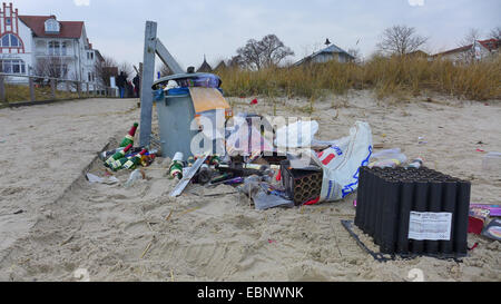 Capodanno cestino sulla spiaggia , Germania, Meclemburgo-Pomerania, Ruegen Foto Stock