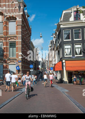 AMSTERDAM, circa agosto 2014: tipico paesaggio con strade e sulla bici persone del centro città circa agosto 2014 in Amsterdam Foto Stock