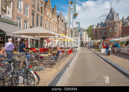 AMSTERDAM, circa agosto 2014: tipico paesaggio con strade e canali del centro città circa agosto 2014 in Amsterdam Foto Stock