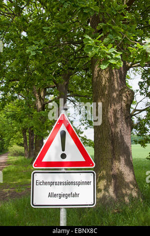 La processionaria della quercia (Thaumetopoea processionea), segno di avvertimento, riks di allery perché di quercia processionary falene in una foresta infestata, Germania Foto Stock