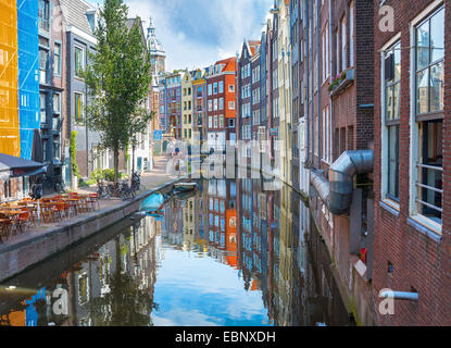 AMSTERDAM, circa agosto 2014: tipico paesaggio con strade e canali del centro città circa agosto 2014 in Amsterdam Foto Stock