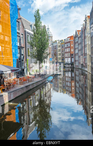 AMSTERDAM, circa agosto 2014: tipico paesaggio con strade e canali del centro città circa agosto 2014 in Amsterdam Foto Stock