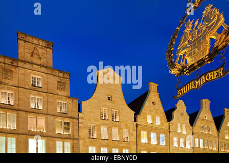 Stuhlmacher segno e la facciata di pietra arenaria a Prinzipalmarkt nella luce della sera, in Germania, in Renania settentrionale-Vestfalia, Muenster Foto Stock