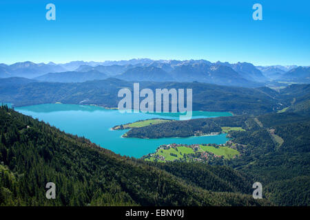 Vista da Jochberg al Lago di Walchen e montagne Karwendel, in Germania, in Baviera, Oberbayern, Alta Baviera, Walchenseegebiet Foto Stock