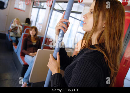 La donna in un tram Foto Stock