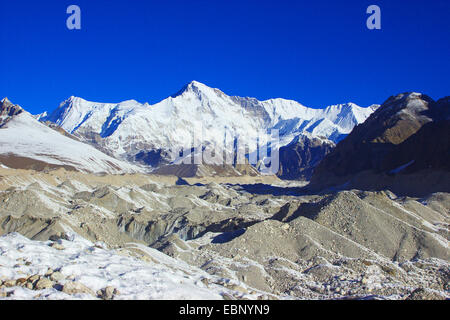 Cho Oyu vista dal ghiacciaio Ngozumba vicino a Gokyo, Nepal, Himalaya, Khumbu Himal Foto Stock