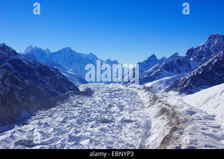 Il ghiacciaio Ngozumba, in background Thamserku ecc., vista da Tse Ngozumba, Nepal, Himalaya, Khumbu Himal Foto Stock