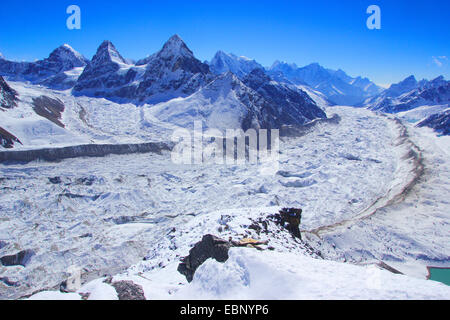 Il ghiacciaio Ngozumba con Nirekha, Kangchung (Est e Ovest), vista dalla Tse Ngozumba, Nepal, Himalaya, Khumbu Himal Foto Stock