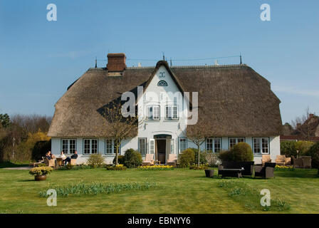 Casa tipica con tetto di paglia e il giardino a Sylt, Germania, Schleswig-Holstein, Sylt, Keitum Foto Stock