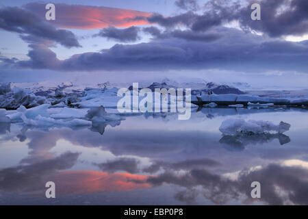 Joekulsarlon laguna glaciale nella luce della sera, Islanda Foto Stock