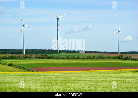 Tre ruote eoliche nel paesaggio di campo in primavera, Germania, Hesse Foto Stock