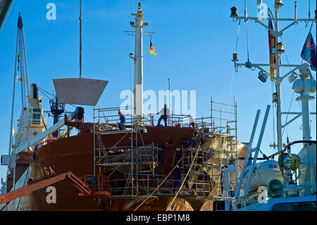 Riparazione presso lo scafo del trasporto merci Loyga nave , Germania, Bremerhaven Foto Stock