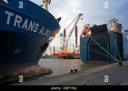 Windcarrier Brave Tern in porto, navi da trasporto in primo piano, Germania, Bremerhaven Foto Stock