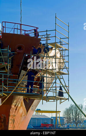 Riparazione presso lo scafo del trasporto merci Loyga nave , Germania, Bremerhaven Foto Stock