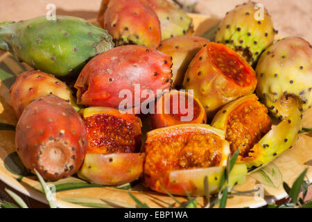 Indian fig, cactus pear (Opuntia ficus-indica, Opuntia ficus-barbarica), frutta fresca in una ciotola, Francia, Corsica Foto Stock