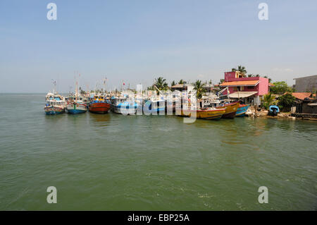 Barche da pesca in porto, Sri Lanka, Negombo Foto Stock