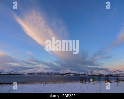 Windy nuvole sopra isola Kvaloya, Norvegia, Troms, Tromsoe, Sandnessund Foto Stock
