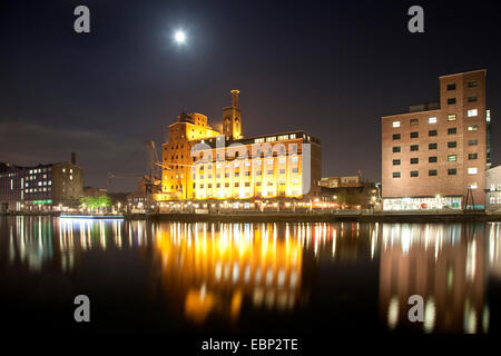 Ex Wehrhan mill e fabbrica 21 a notte di luna piena, in Germania, in Renania settentrionale-Vestfalia, la zona della Ruhr, Duisburg Foto Stock