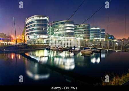 Marina e cinque barche di sera, in Germania, in Renania settentrionale-Vestfalia, la zona della Ruhr, Duisburg Foto Stock