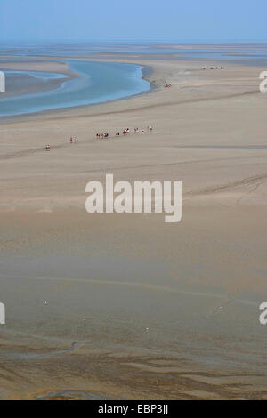 Sandy estuario a bassa marea con piane di marea escursionisti, Francia, Brittany Foto Stock