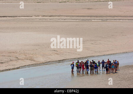 Piane di marea escursionismo a bassa marea sulla sabbia estuario, Francia, Brittany Foto Stock