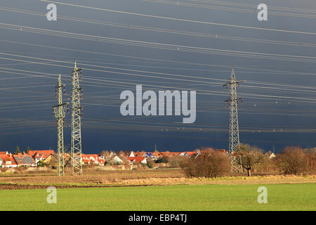 Poli di potenza in prima thunder nuvole, GERMANIA Baden-Wuerttemberg, Seckenheim Foto Stock
