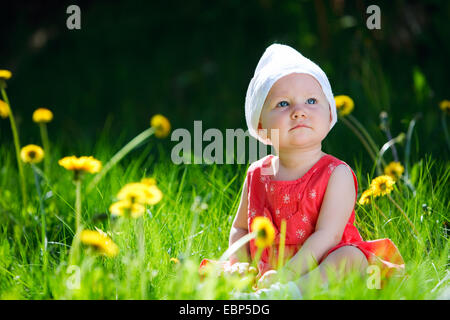 Baby girl in esterni al giorno d'estate e di sole Foto Stock