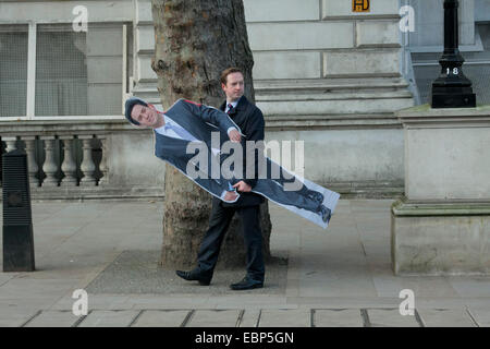 Westminster London,UK. Il 3° dicembre 2014. Un uomo porta un ritaglio di cartone del leader del partito laburista Ed Miliband al di fuori di Downing street il giorno George Osborne ha trasportato il suo autunno dichiarazione al Parlamento Credito: amer ghazzal/Alamy Live News Foto Stock