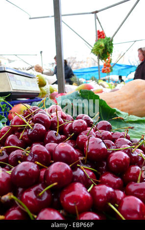 Ciliegio (Prunus avium), ciliegie su un mercato settimanale, Spagna, Balearen, Maiorca, Alcudia Foto Stock