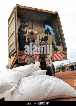 Campo profughi di sfollati nel nord Uganda intorno a Gulu, l'organizzazione non governativa "Norwegian Refugee Council' è la distribuzione di razioni alimentari per il Programma Alimentare Mondiale delle Nazioni Unite per le persone anziane e le persone hancicapped, Uganda, John Baptist Odama Arcivescovo di Gulu Foto Stock