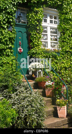 Ingresso della casa colonica decorata con piante, in Germania, in Renania settentrionale-Vestfalia, la zona della Ruhr, Herdecke Foto Stock