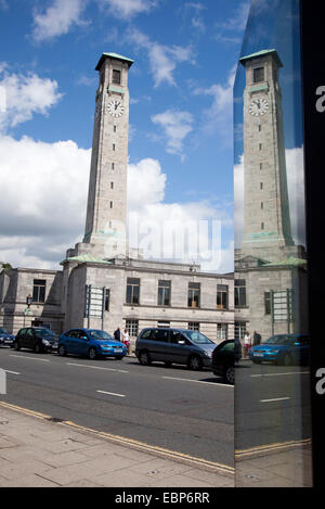 Il centro civico accanto la sua immagine riflessa in una glas fassade, Regno Unito, Hampshire, Southampton Foto Stock