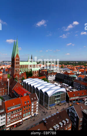 Vista dalla chiesa di San Pietro presso il municipio e la chiesa di Santa Maria, Germania, Schleswig-Holstein, Lubecca Foto Stock