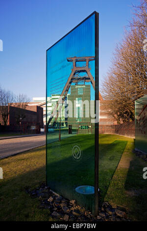 Copricapo di miniera di carbone Zollverein Schacht XII e info segno dell'UNESCO, in Germania, in Renania settentrionale-Vestfalia, la zona della Ruhr, Essen Foto Stock