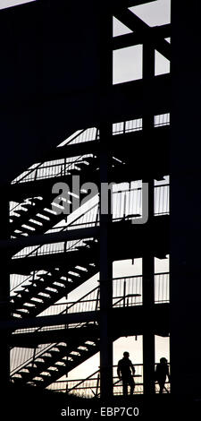 Due persone sul belvedere di Olga Park in luce posteriore, in Germania, in Renania settentrionale-Vestfalia, la zona della Ruhr, Oberhausen Foto Stock