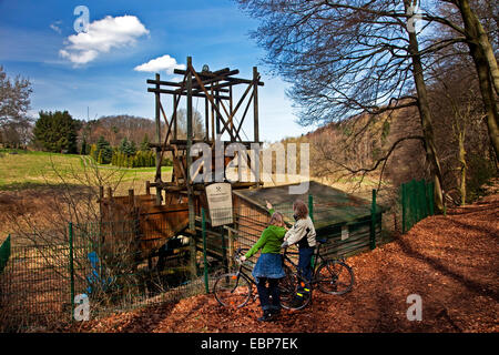 Giovane con la bici cercando di Egbert miniera di carbone, in Germania, in Renania settentrionale-Vestfalia, la zona della Ruhr, Witten Foto Stock