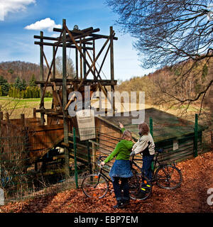 Giovane con la bici cercando di Egbert miniera di carbone, in Germania, in Renania settentrionale-Vestfalia, la zona della Ruhr, Witten Foto Stock