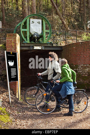 Due ciclisti a informazioni registrazione nello storico sito minerario, Muttental , in Germania, in Renania settentrionale-Vestfalia, la zona della Ruhr, Witten Foto Stock