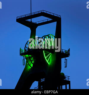 Headframe illuminato della ex miniera di carbone di Recklinghausen II al blue ora, in Germania, in Renania settentrionale-Vestfalia, la zona della Ruhr, Recklinghausen Foto Stock