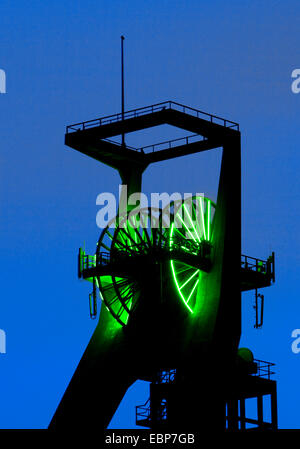 Headframe illuminato della ex miniera di carbone di Recklinghausen II al blue ora, in Germania, in Renania settentrionale-Vestfalia, la zona della Ruhr, Recklinghausen Foto Stock