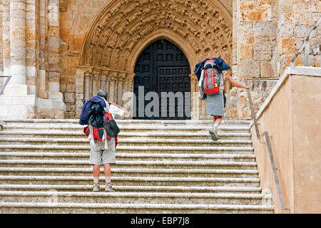 Pellegrino al portale della chiesa templare Iglesia de Nuestra Se±ora de la Virgen Blanca, Spagna, Kastilien & Le¾n, Palencia, Villalcßzar de Sirga Foto Stock