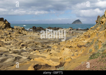 Vista del pugno di persone presso il bizzarro terreno roccioso e le formazioni rocciose a Heping (spero) Island Park di Keelung, Taiwan Foto Stock