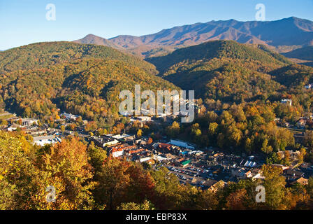 Gatlinburg, Tennessee, adiacente al Parco Nazionale di Great Smoky Mountains, in autunno. Foto Stock