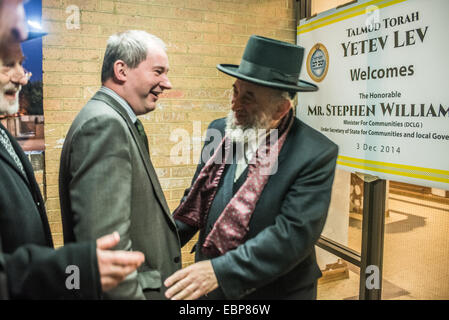 Londra, Regno Unito. 3 dicembre, 2014. Signor Stephen Williams MP, parlamentare sotto il Segretario di Stato per le comunità e il governo locale, arriva al Talmud-Torah Yetev-Lev ortodossi scuola ebraica a Hackney, Londra Credito: Piero Cruciatti/Alamy Live News Foto Stock