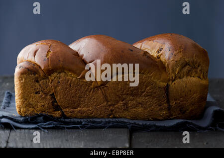 In casa pan di spagna o torta di pane scuro su un tavolo di legno Foto Stock