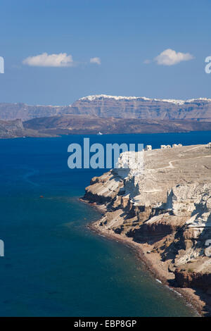 Akrotiri, Santorini, Egeo Meridionale, Grecia. Vista attraverso le profonde acque blu della caldera del lontano villaggio di Imerovigli. Foto Stock