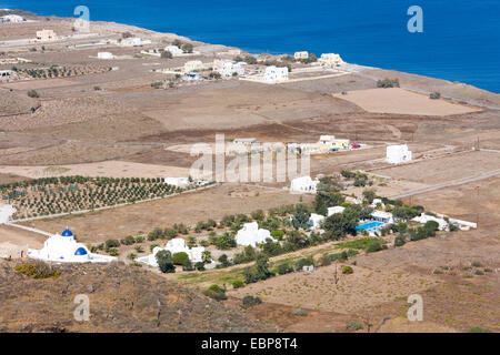 Ia, Santorini, Egeo Meridionale, Grecia. Vista su l'isola di Aride pianura costiera da colline vicino a Finikia. Foto Stock