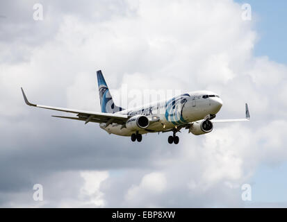 EgyptAir Boeing 737, atterrando all'Aeroporto Internazionale di Manchester. Foto Stock