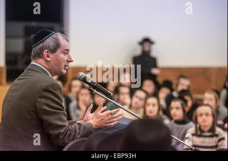 Londra, Regno Unito. 3 dicembre, 2014. Signor Stephen Williams MP, parlamentare sotto il Segretario di Stato per le comunità e il governo locale, visite Talmud-Torah Yetev-Lev ortodossi scuola ebraica a Hackney, Londra Credito: Piero Cruciatti/Alamy Live News Foto Stock