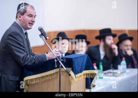 Londra, Regno Unito. 3 dicembre, 2014. Signor Stephen Williams MP, parlamentare sotto il Segretario di Stato per le comunità e il governo locale, visite Talmud-Torah Yetev-Lev ortodossi scuola ebraica a Hackney, Londra Credito: Piero Cruciatti/Alamy Live News Foto Stock